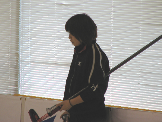 ストーンを見つめる寺田さん